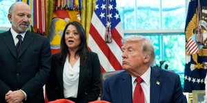 Η παραιτηθείσα υπουργός Εργασίας των ΗΠΑ, Λόρι Τσάβεζ ΝτεΡέμερ πίσω από τον Ντόναλντ Τραμπ 