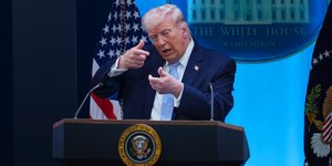 Ο Ντόναλντ Τραμπ κάνει την κίνηση του τραβήγματος της σκανδάλης σε συνέντευξη Τύπου