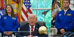 Ο Ντόναλντ Τραμπ υποδέχθηκε στον Λευκό Οίκο τους αστροναύτες της αποστολής Artemis II 