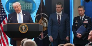 Ο Ντόναλντ Τραμπ σε συνέντευξη Τύπου στον Λευκό Οίκο. Δίπλα του ο υπουργός Άμυνας, Πιτ Χέγκσεθ και ο επικεφαλής των ενόπλων δυνάμεων των ΗΠΑ, Νταν Κέιν 
