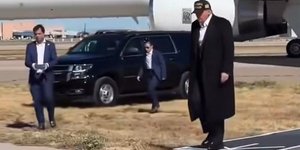 Πράκτορας των μυστικών υπηρεσιών συνοδεύει τον Τραμπ κρατώντας ένα «μυστηριώδες» μαύρο κουτί