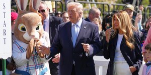 Ο Ντόναλντ Τραμπ κάνει δηλώσεις στον Λευκό Οίκο, έχοντας δίπλα του την συζυγό του Μελάνια και ένα πασχαλιάτικο κουνέλι 