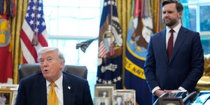 Ο Ντόναλντ Τραμπ μιλά στο Οβάλ Γραφείο, έχοντας δίπλα του τον αντιπρόεδρό του, Τζέι Ντι Βανς