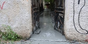 Υγρό τσιμέντο αναβλύζει από τη γη