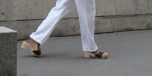 Αντίο στις υπερβολικά flat μπαλαρίνες: Αυτά είναι τα μόνα παπούτσια που πρέπει να φορέσετε αυτή την άνοιξη για καλύτερη στάση σώματος