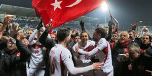 Οι ποδοσφαιριστές της Τουρκίας πανηγυρίζουν την πρόκριση στα τελικά του Μουντιάλ 