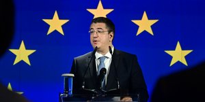 Απόστολος Τζιτζικώστας