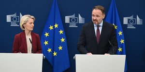 Η Πρόεδρος της Ευρωπαϊκής Επιτροπής Ούρσουλα φον ντερ Λάιεν (αριστερά) και ο Ευρωπαίος Επίτροπος για την Ενέργεια και τη Στέγαση Νταν Γιόργκενσεν