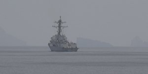 Εικόνα της Κεντρικής Διοίκησης των ΗΠΑ που φέρεται να δείχνει αμερικανικό πολεμικό πλοίο να περνά από τα Στενά του Ορμούζ