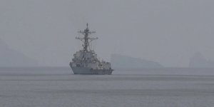 Εικόνα της Κεντρικής Διοίκησης των ΗΠΑ που φέρεται να δείχνει αμερικανικό πολεμικό πλοίο να περνά από τα Στενά του Ορμούζ κοντά στο Ιράν