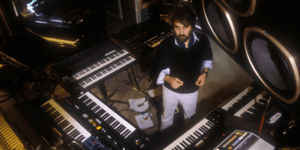 Ο Vangelis δεν ήταν μόνο ένας πρωτοπόρος των synthesizers. Και το βιβλίο, με όλες τις αδυναμίες του, καταφέρνει να καταγράψει αυτή την ασύλληπτη έκταση / ALAMY