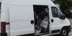 Το βαν στο οποίο φόρτωνε τις κλεμμένες μηχανές η συμμορία