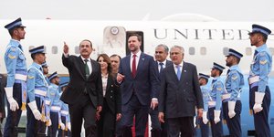 Ο Τζέι Ντι Βανς στην άφιξή του στο Ισλαμαμπάντ