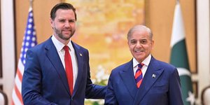 Ο αντιπρόεδρος των ΗΠΑ Τζέι Ντι Βανς με τον Πακιστανό πρωθυπουργό Σεχμπάζ Σαρίφ