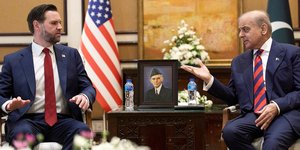 Ο αντιπρόεδρος των ΗΠΑ Τζέι Ντι Βανς με τον Πακιστανό πρωθυπουργό Σεμπάζ Σαρίφ