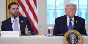 Ο αντιπρόεδρος των ΗΠΑ Τζέι Ντι Βανς, δίπλα στον Ντόναλντ Τραμπ