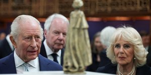 Ο βασιλιάς Κάρολος Γ΄ με τη βασίλισσα Καμίλα στα αποκαλυπτήρια του μνημείου για την Ελισάβετ Β΄