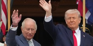 Ο Βασιλιάς Κάρολος Γ΄ μαζί με τον Ντόναλντ Τραμπ στον Λευκό Οίκο