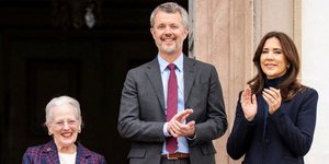 Η βασίλισσα Μαργκρέτε, ο βασιλιάς Φρέντερικ και η βασίλισσα Μαίρη στους εορτασμούς για τα γενέθλιά της τέως μονάρχη