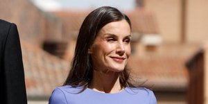 Βασίλισσα Λετίθια της Ισπανίας με μοβ φόρεμα