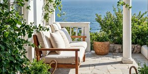 βεράντα κήπος θέα θάλασσα λευκός καναπές αναρριχητικά φυτά