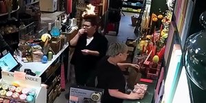 Η εργαζόμενη δεν αντιλήφθηκε αρχικά ότι τα μαλλιά της είχαν αρπάξει φωτιά