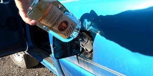 Γιατί οι μηχανικοί ρίχνουν αλκοόλ στο ρεζερβουάρ του αυτοκινήτου -To κόλπο που έγινε viral