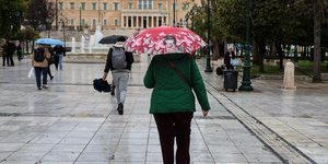 Βροχή και άνθρωποι με ομπρέλες