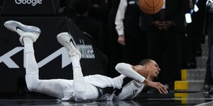 Ο Βίκτορ Γουεμπανιάμα κατά την πτώση του