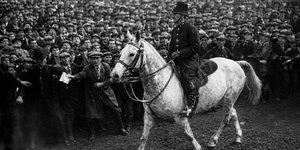 Ενα άλογο με έναν αστυνομικό διασχίζει το συγκεντρωμένο πλήθος στο Γουέμπλεϊ στον τελικό Κυπέλλου Αγγλίας 1923