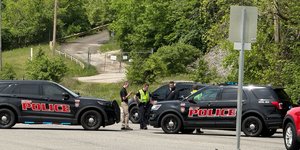 Η αστυνομία απέκλεισε έναν δρόμο κοντά σε ένα εργοστάσιο χημικών όπου σημειώθηκε διαρροή