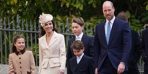 Ο πρίγκιπας Γουίλιαμ και η Κέιτ Μίντλετον με την οικογένειά τους σε πρόσφατη φωτογραφία από το Πάσχα 