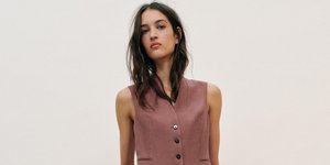 Μοντέλο με λινό σύνολο Zara