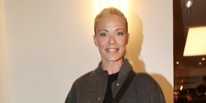 Η Ζέτα Μακρυπούλια με γκρι παλτό