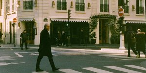 Δρόμος με άτομα που τον διασχίζουν 