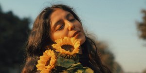 Κοπέλα που κρατάει λουλούδια 