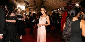 Λίγο νυχτικό, λίγο καφτάνι: To κομμάτι της άνοιξης 2026 που φοριέται από το πρωί ως το βράδυ