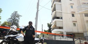 Αστυνομία έξω από την πολυκατοικία στην Ηλιούπολη