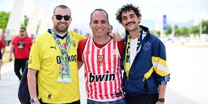 Φίλαθλος του Ολυμπιακού αγκαλιασμένος με υποστηρικτές της Φενέρ