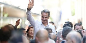 Με πολίτες στην Σπάρτη ο Κυριάκος Μητσοτάκης