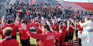 Οι παίκτες του Απόλλωνα με τον κόσμο 