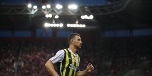 O Έντιν Τζέκο με την φανέλα της Φενέμπαχτσε