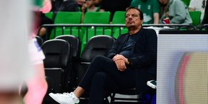 Ο Εργκίν Αταμάν στον πάγκο 