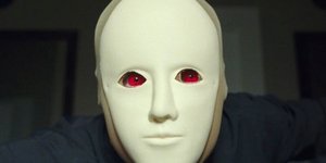 Το αμφιλεγόμενο ριμέικ χαρτογραφεί το τοπίο της σύγχρονης διαδικτυακής βίας, εκεί όπου το αναπαραγόμενο περιεχόμενο συνυπάρχουν σε μια συνεχή ροή εικόνων / IMDB