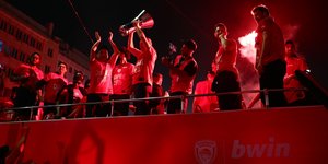 Οι φίλοι του Ολυμπιακού στο Δημοτικό Θέατρο Πειραιά αποθεώνουν τους πρωταθλητές Ευρώπης