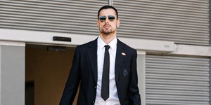 O Αμπάλντε με κοστούμι και γυαλί ηλίου περπατά μπροστά