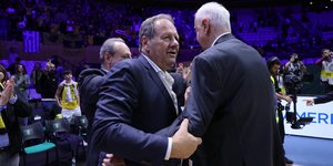 Μάκης Αγγελόπουλος και Ντράγκαν Σάκοτα πανηγυρίζουν την πρόκριση της ΑΕΚ στον τελικό του Basketball Champions League
