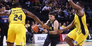 Στιγμιότυπο από το Game 1 μεταξύ ΑΕΚ και Άρη στα playoffs της Basket League
