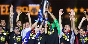 Το τρόπαιο στα χέρια των παικτών της ΑΕΚ