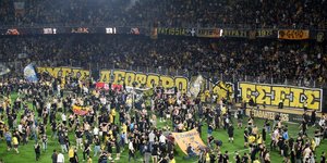 Ο κόσμος της ΑΕΚ μπαίνει στον αγωνιστικό χώρο και γιορτάζει την κατάκτηση της Super League 